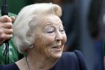 Groesbeek, 12-09-2025 - Hare Koninklijke Hoogheid Prinses Beatrix heropent de gerestaureerde korenmolen De Zuidmolen in Groesbeek. Prinses Beatrix loopt met wandelstok.