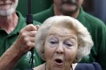 Groesbeek, 12-09-2025 - Hare Koninklijke Hoogheid Prinses Beatrix heropent de gerestaureerde korenmolen De Zuidmolen in Groesbeek. Prinses Beatrix loopt met wandelstok.