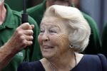 Groesbeek, 12-09-2025 - Hare Koninklijke Hoogheid Prinses Beatrix heropent de gerestaureerde korenmolen De Zuidmolen in Groesbeek. Prinses Beatrix loopt met wandelstok.