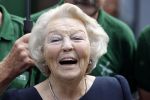Groesbeek, 12-09-2025 - Hare Koninklijke Hoogheid Prinses Beatrix heropent de gerestaureerde korenmolen De Zuidmolen in Groesbeek. Prinses Beatrix loopt met wandelstok.