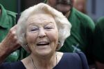 Groesbeek, 12-09-2025 - Hare Koninklijke Hoogheid Prinses Beatrix heropent de gerestaureerde korenmolen De Zuidmolen in Groesbeek. Prinses Beatrix loopt met wandelstok.