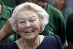 Groesbeek, 12-09-2025 - Hare Koninklijke Hoogheid Prinses Beatrix heropent de gerestaureerde korenmolen De Zuidmolen in Groesbeek. Prinses Beatrix loopt met wandelstok.