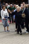 Groesbeek, 12-09-2025 - Hare Koninklijke Hoogheid Prinses Beatrix heropent de gerestaureerde korenmolen De Zuidmolen in Groesbeek. Prinses Beatrix loopt met wandelstok.
