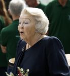 Groesbeek, 12-09-2025 - Hare Koninklijke Hoogheid Prinses Beatrix heropent de gerestaureerde korenmolen De Zuidmolen in Groesbeek. Prinses Beatrix loopt met wandelstok.