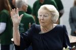 Groesbeek, 12-09-2025 - Hare Koninklijke Hoogheid Prinses Beatrix heropent de gerestaureerde korenmolen De Zuidmolen in Groesbeek. Prinses Beatrix loopt met wandelstok.