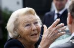 Groesbeek, 12-09-2025 - Hare Koninklijke Hoogheid Prinses Beatrix heropent de gerestaureerde korenmolen De Zuidmolen in Groesbeek. Prinses Beatrix loopt met wandelstok.