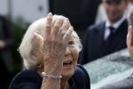 Groesbeek, 12-09-2025 - Hare Koninklijke Hoogheid Prinses Beatrix heropent de gerestaureerde korenmolen De Zuidmolen in Groesbeek. Prinses Beatrix loopt met wandelstok.