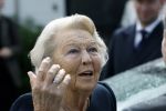 Groesbeek, 12-09-2025 - Hare Koninklijke Hoogheid Prinses Beatrix heropent de gerestaureerde korenmolen De Zuidmolen in Groesbeek. Prinses Beatrix loopt met wandelstok.