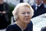 Groesbeek, 12-09-2025 - Hare Koninklijke Hoogheid Prinses Beatrix heropent de gerestaureerde korenmolen De Zuidmolen in Groesbeek. Prinses Beatrix loopt met wandelstok.