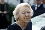 Groesbeek, 12-09-2025 - Hare Koninklijke Hoogheid Prinses Beatrix heropent de gerestaureerde korenmolen De Zuidmolen in Groesbeek. Prinses Beatrix loopt met wandelstok.