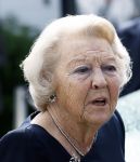 Groesbeek, 12-09-2025 - Hare Koninklijke Hoogheid Prinses Beatrix heropent de gerestaureerde korenmolen De Zuidmolen in Groesbeek. Prinses Beatrix loopt met wandelstok.