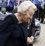 Groesbeek, 12-09-2025 - Hare Koninklijke Hoogheid Prinses Beatrix heropent de gerestaureerde korenmolen De Zuidmolen in Groesbeek. Prinses Beatrix loopt met wandelstok.