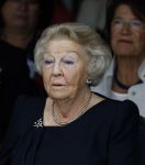 Groesbeek, 12-09-2025 - Hare Koninklijke Hoogheid Prinses Beatrix heropent de gerestaureerde korenmolen De Zuidmolen in Groesbeek. Prinses Beatrix loopt met wandelstok.