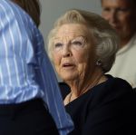 Groesbeek, 12-09-2025 - Hare Koninklijke Hoogheid Prinses Beatrix heropent de gerestaureerde korenmolen De Zuidmolen in Groesbeek. Prinses Beatrix loopt met wandelstok.
