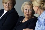 Groesbeek, 12-09-2025 - Hare Koninklijke Hoogheid Prinses Beatrix heropent de gerestaureerde korenmolen De Zuidmolen in Groesbeek. Prinses Beatrix loopt met wandelstok.
