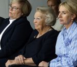 Groesbeek, 12-09-2025 - Hare Koninklijke Hoogheid Prinses Beatrix heropent de gerestaureerde korenmolen De Zuidmolen in Groesbeek. Prinses Beatrix loopt met wandelstok.