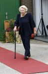 Groesbeek, 12-09-2025 - Hare Koninklijke Hoogheid Prinses Beatrix heropent de gerestaureerde korenmolen De Zuidmolen in Groesbeek. Prinses Beatrix loopt met wandelstok.