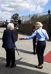 Groesbeek, 12-09-2025 - Hare Koninklijke Hoogheid Prinses Beatrix heropent de gerestaureerde korenmolen De Zuidmolen in Groesbeek. Prinses Beatrix loopt met wandelstok.