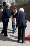 Groesbeek, 12-09-2025 - Hare Koninklijke Hoogheid Prinses Beatrix heropent de gerestaureerde korenmolen De Zuidmolen in Groesbeek. Prinses Beatrix loopt met wandelstok.