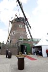 Groesbeek, 12-09-2025 - Hare Koninklijke Hoogheid Prinses Beatrix heropent de gerestaureerde korenmolen De Zuidmolen in Groesbeek. Prinses Beatrix loopt met wandelstok.