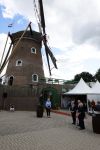 Groesbeek, 12-09-2025 - Hare Koninklijke Hoogheid Prinses Beatrix heropent de gerestaureerde korenmolen De Zuidmolen in Groesbeek. Prinses Beatrix loopt met wandelstok.
