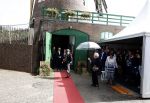 Groesbeek, 12-09-2025 - Hare Koninklijke Hoogheid Prinses Beatrix heropent de gerestaureerde korenmolen De Zuidmolen in Groesbeek. Prinses Beatrix loopt met wandelstok.