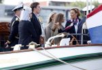 Amsterdam 24 augustus 202
Prins Maurits en Prinses MarilÃ¨ne hebben drie kinderen: Anna (geboren in 2001), Lucas (geboren in 2002), en Felicia (geboren in 2005). Hun volledige achternaam is Van Lippe-Biesterfeld van Vollenhoven . Prins Maurits neemt met zijn gezin de Vlootschouw af tijdens de laatste dag van Sail. Ze varen met de Groene Draeck.
