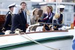 Amsterdam 24 augustus 202
Prins Maurits en Prinses MarilÃ¨ne hebben drie kinderen: Anna (geboren in 2001), Lucas (geboren in 2002), en Felicia (geboren in 2005). Hun volledige achternaam is Van Lippe-Biesterfeld van Vollenhoven . Prins Maurits neemt met zijn gezin de Vlootschouw af tijdens de laatste dag van Sail. Ze varen met de Groene Draeck.