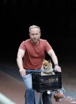 Haarlem 31 augustus 2025
Raymond Mens met hondje op de fiets in het centrum van Haarlem .