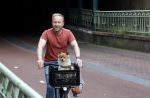Haarlem 31 augustus 2025
Raymond Mens met hondje op de fiets in het centrum van Haarlem .