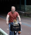 Haarlem 31 augustus 2025
Raymond Mens met hondje op de fiets in het centrum van Haarlem .