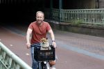 Haarlem 31 augustus 2025
Raymond Mens met hondje op de fiets in het centrum van Haarlem .