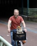 Haarlem 31 augustus 2025
Raymond Mens met hondje op de fiets in het centrum van Haarlem .