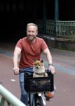 Haarlem 31 augustus 2025
Raymond Mens met hondje op de fiets in het centrum van Haarlem .