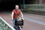 Haarlem 31 augustus 2025
Raymond Mens met hondje op de fiets in het centrum van Haarlem .