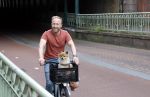 Haarlem 31 augustus 2025
Raymond Mens met hondje op de fiets in het centrum van Haarlem .
