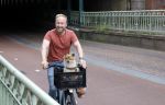 Haarlem 31 augustus 2025
Raymond Mens met hondje op de fiets in het centrum van Haarlem .