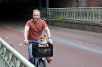 Haarlem 31 augustus 2025
Raymond Mens met hondje op de fiets in het centrum van Haarlem .