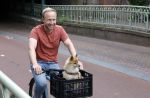 Haarlem 31 augustus 2025
Raymond Mens met hondje op de fiets in het centrum van Haarlem .
