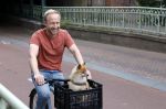 Haarlem 31 augustus 2025
Raymond Mens met hondje op de fiets in het centrum van Haarlem .