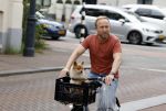 Haarlem 31 augustus 2025
Raymond Mens met hondje op de fiets in het centrum van Haarlem .