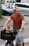 Haarlem 31 augustus 2025
Raymond Mens met hondje op de fiets in het centrum van Haarlem .
