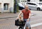 Haarlem 31 augustus 2025
Raymond Mens met hondje op de fiets in het centrum van Haarlem .
