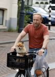Haarlem 31 augustus 2025
Raymond Mens met hondje op de fiets in het centrum van Haarlem .