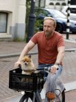 Haarlem 31 augustus 2025
Raymond Mens met hondje op de fiets in het centrum van Haarlem .