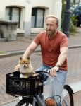 Haarlem 31 augustus 2025
Raymond Mens met hondje op de fiets in het centrum van Haarlem .