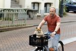 Haarlem 31 augustus 2025
Raymond Mens met hondje op de fiets in het centrum van Haarlem .