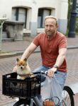 Haarlem 31 augustus 2025
Raymond Mens met hondje op de fiets in het centrum van Haarlem .