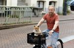 Haarlem 31 augustus 2025
Raymond Mens met hondje op de fiets in het centrum van Haarlem .