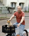 Haarlem 31 augustus 2025
Raymond Mens met hondje op de fiets in het centrum van Haarlem .